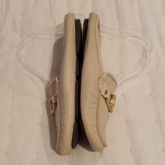 Johnston & Murphy Cream and Gold Loafers with Classic Design - Picture 5 of 7